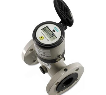 Medidor de flujo electromagn?tico remoto de 2″ de di?metro y certificado por la NSF/ANSI STANDARD 061 (o certificado oficial del pa?s de origen que garantice su uso para agua potable), con certificaci?n de grado de protecci?n IP68/NEMA 6P, con microprocesador, para medici?n bidireccional, sin partes m?viles, libre de mantenimiento, contador inteligente para detecci?n de fugas, registro de datos y detecci?n autom?tica de errores; con un transmisor de instalaci?n compacta (integrada), de carcasa superior de acero inoxidable (AISI 316) e inferior de lat?n, con pantalla gr?fica con s?mbolos y una sola tecla, con unidades de medici?n de flujo en m3 y l/s, con 2 salidas digitales pasivas (MOS), comunicaci?n con interfaz IrDA de medici?n por infrarrojos con protocolo MODBUS RTU, con un sensor alimentado por una bater?a interna D-Cell de 3.6 V /16 Ah de vida ?til de 10 a?os (incluye bater?a), con puesta a tierra mediante abrazaderas de uni?n/conexi?n a tierra y/o anillos de conexi?n a tierra incorporados, incluye la tarjeta MODBUS.  (SIEMENES)